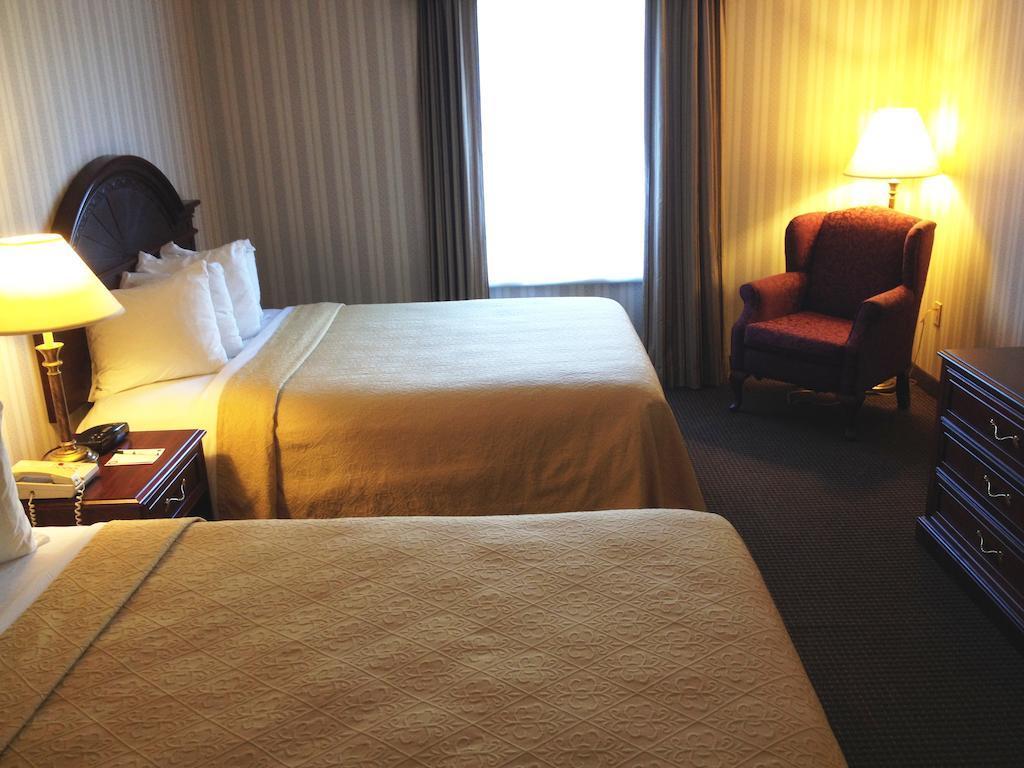 Quality Hotel & Suites Woodstock Exterior foto